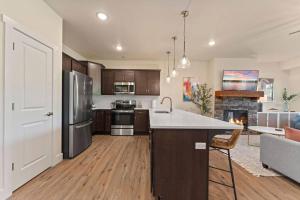 Views! LAKE Penthouse- 5 min to Landing & Downtown