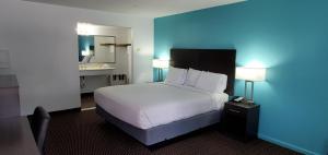 King Room - Pet Friendly/Non-Smoking room in Travelodge by Wyndham Livonia/Canton/Novi Detroit Area
