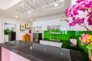 Căn Hộ Nhìn Ra Biển (Apartment with Sea View)