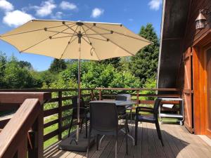 Chalet cosy avec terrasse exposée sud - 2km du centre, 2 chambres, 4 pers, parking privé. - FR-1-737-52