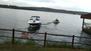 Aldeia do Lago C104- Churrasqueira, bebidas liberadas no parque aquático, internet no ap, rampa no lago, pesqueiro, carregador carro elétrico