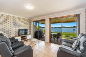 Peninsula Court Unit 9 - Absolute Waterfront Escape - Holiday Yamba