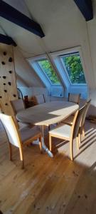 Stort værelse med lækkert badeværelse