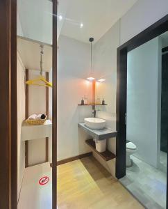 oxy suites G-01 at Shop House Meisterstadt Pollux Habibie