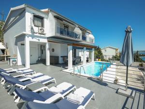 Luxury Apartment with heated pool in Starigrad