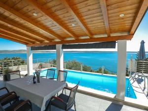 Luxury Apartment with Private Swimming Pool in Starigrad