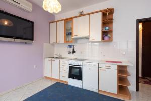 Apartment VITKO near the Beach with Private Parking & Grill Station