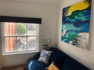 Granby House Holiday Apartments, Apartment 3, in the Old Town, SEA AND CASTLE VIEWS 5 minutes walk to South Bay Beach