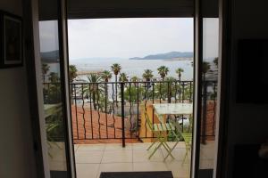 Appartements T2 coquet Le Lavandou plein centre vue mer exceptionnelle. : photos des chambres