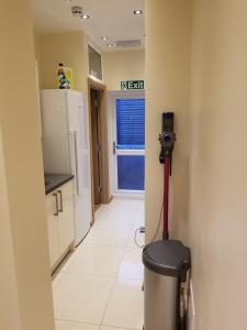 London Luxury Apartment 4 Bedroom Sleeps 12 people with 4 Bathrooms 1 Min walk from Station