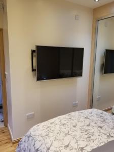 London Luxury Apartment 4 Bedroom Sleeps 12 people with 4 Bathrooms 1 Min walk from Station