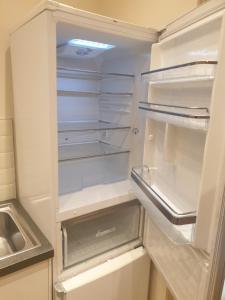 London Luxury Apartments 3 Bedroom Sleeps 8 with 3 Bathrooms 4 mins walk to tube free parking