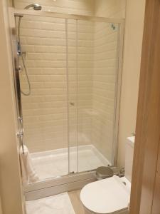 London Luxury Apartments 3 Bedroom Sleeps 8 with 3 Bathrooms 4 mins walk to tube free parking