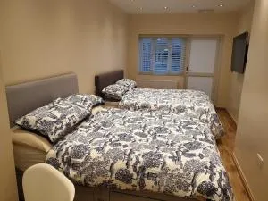 London Luxury Apartments 3 Bedroom Sleeps 8 with 3 Bathrooms 4 mins walk to tube free parking - 依尔福