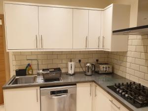 London Luxury Apartments 3 Bedroom Sleeps 8 with 3 Bathrooms 5 mins Walk to tube station free parking
