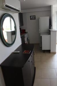 Appartements T2 coquet Le Lavandou plein centre vue mer exceptionnelle. : Appartement 1 Chambre