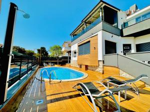 LOKY - sunny studio house 150m from sea with pool