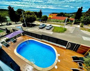 LOKY - sunny studio house 150m from sea with pool