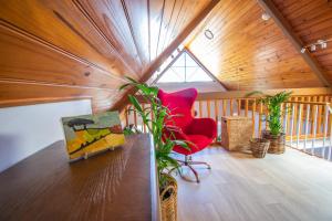 Annies Place - a downtown, mezzanine apartment