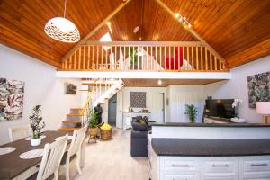 Annies Place - a downtown, mezzanine apartment