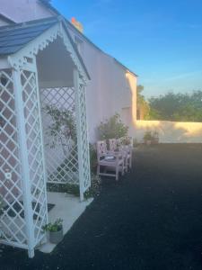 The Pink Cottage upstairs suite & Garden Summer Room