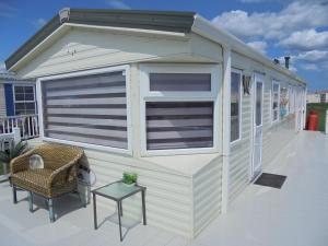 Waterside: Waterside Salisbury:- 6 Berth Large Wrap Around Veranda