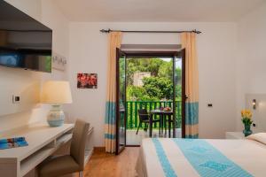 Triple Room with Balcony room in Hotel Dei Pini