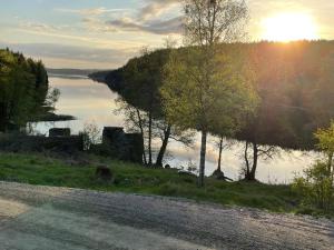 Trivelig nyoppusset hus ved femsjøen.