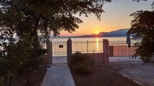 Beachfront 2-bedroom apartment - Áyios Yeóryios