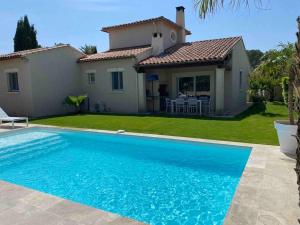 Villas Belle villa typique du sud avec grande piscine : photos des chambres