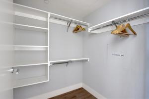 Gaslamp 1br w gym sauna wd nr shops SAN-2