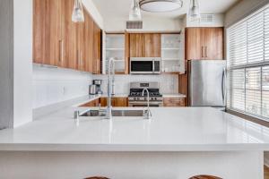 Little Italy studio w gym pool nr light rail SAN-6