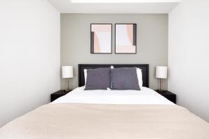 Little Italy studio w gym pool nr light rail SAN-6