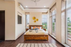 Sierra Skies by StayVista - A mountain-view villa featuring a rooftop swimming pool, Turf, and A gym for an elevated stay