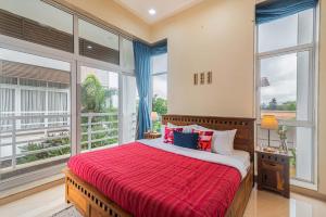 Sierra Skies by StayVista - A mountain-view villa featuring a rooftop swimming pool, Turf, and A gym for an elevated stay