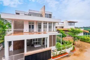 Sierra Skies by StayVista - A mountain-view villa featuring a rooftop swimming pool, Jacuzzi, Turf, and A gym for an elevated stay - Malavli