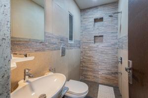 Sierra Skies by StayVista - A mountain-view villa featuring a rooftop swimming pool, Turf, and A gym for an elevated stay