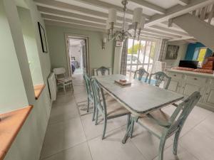 Meadow Barn - stunning Norfolk holiday home sleeping 8 - under 3 miles to the coast