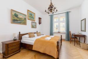 Spacious Retro Apartment in the Center of Cracow by Noclegi Renters