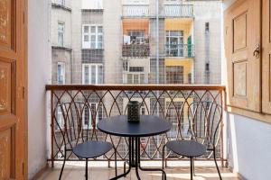 Spacious Retro Apartment in the Center of Cracow by Noclegi Renters