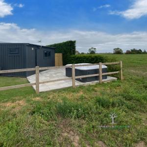 Yew Lodge - Shepherds Hut Railway Carriage with "Hot Tub" - Sleeps 4 - Escape Completely!