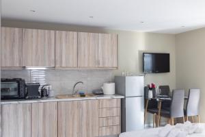 AIOLOS LUXURY agios dimitrios center apartment 4