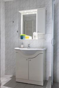 AIOLOS LUXURY agios dimitrios center apartment 4