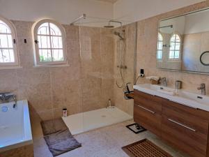 Villa provençale avec piscine au calme