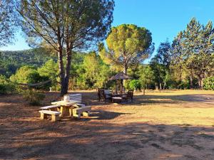 Maisons de vacances A 5mn de Ste Maxime, grande maison avec piscine : photos des chambres