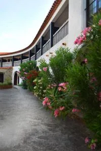 Logis Hôtel Restaurant Le Top du Roulier - 莱齐尼昂科尔比埃