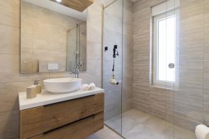 CROWONDER Mila Prestige Villa with Heated Swimming Pool, Jacuzzi and Sauna