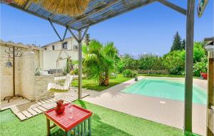 Maisons de vacances Beautiful Home In Le Pontet With 3 Bedrooms, Outdoor Swimming Pool And Swimming Pool : photos des chambres