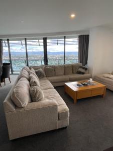 4 Bedroom Huge Sub Penthouse Oracle Level 31 Magnif VIEWS 260m2 Family Skyhome Sleeps 8 Adults and 2 Children, Sofa Bed Portacot, High Chair Central to Everything Resort Skyhome 5 STAR Luxury