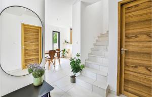 Maisons de vacances Awesome Home In Monteux With Kitchen : photos des chambres